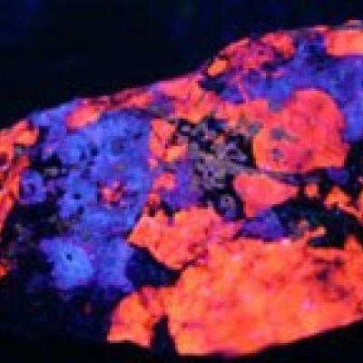 Apatit under filtered UV Light